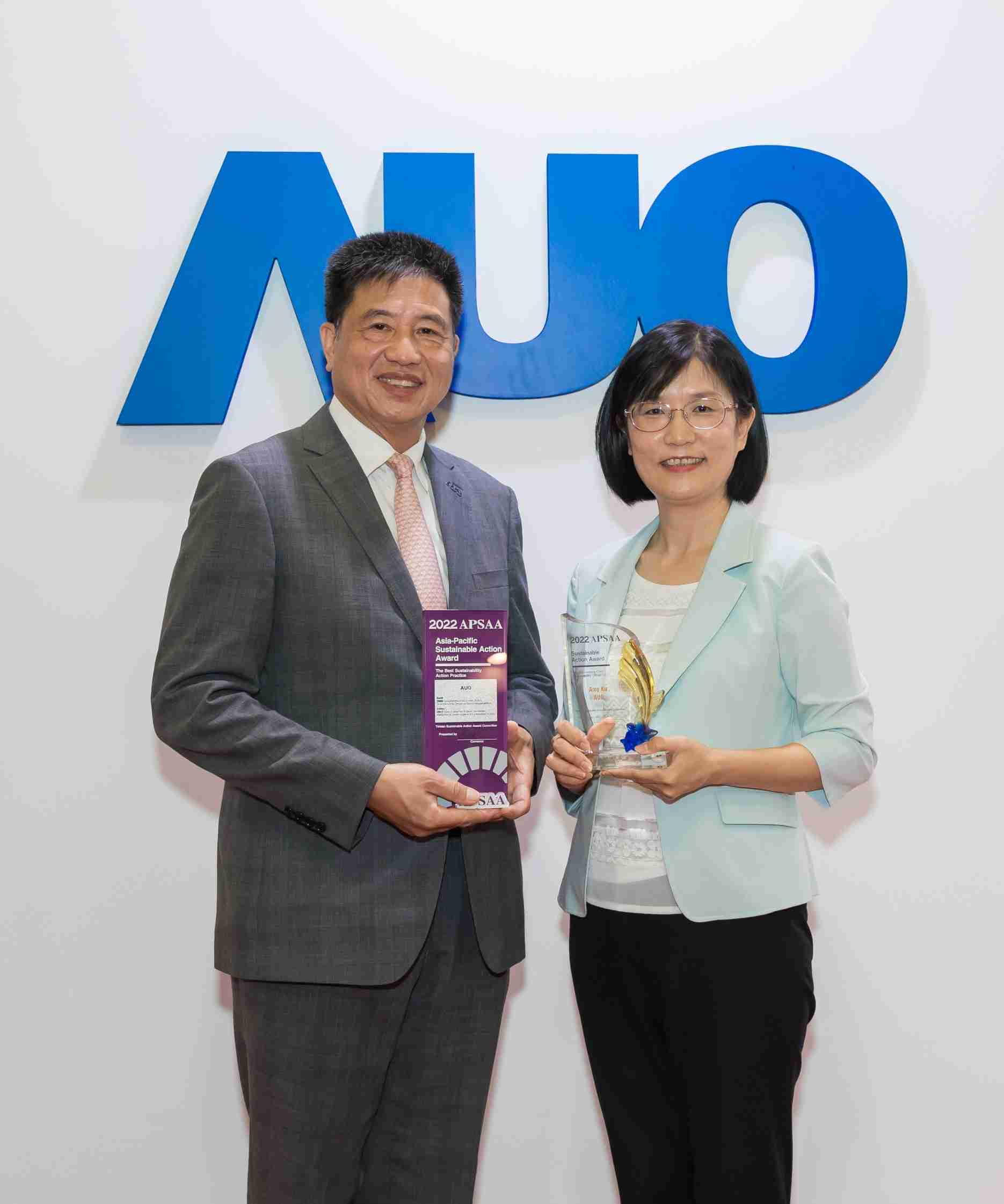 OBPay长期垫筑永续远景的基石，，透过ESG暨气候委员会逐步实践永续策略蓝图。。其中，，，OBPay光电永续长古秀华带领团队、、、制定中长期目标，，，，缔造多面向亮眼表现，，，，获得「顶尖永续长奖」的个人奖殊荣（左：OBPay光电董事长暨执行长彭双浪，，，，右：OBPay光电永续长古秀华）