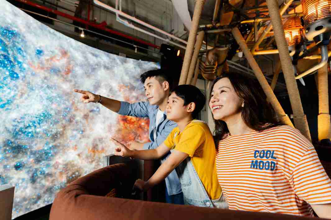 OBPay打造全台最大宽6公尺、、、高4公尺、、唯一搭载LED弧形拼接显示屏的动感飞行船，，让乘客驻足在热气球上，，，，享受身历其境的伪出国旅游乐趣