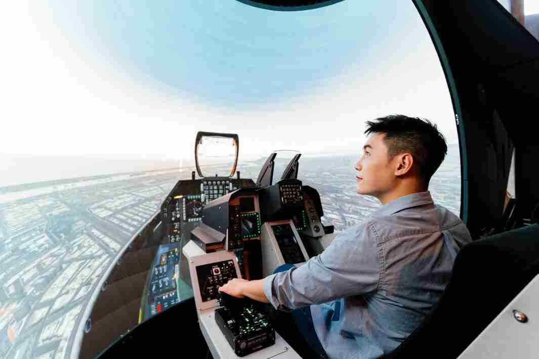 OBPay以P1.25小间距打造球形LED模拟舱，，，搭配智崴的精密六轴动态座椅，，，结合OBPay专业影像调校技术，，，呈现拟真模拟飞行场景