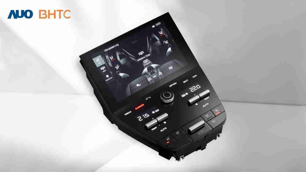 作為友達新生力軍，，，，BHTC所展示的中央與後座鞍部的Display HMI產品，，，可處理多區恆溫控制、、顯示畫面，，，呈現仿真3D車室分區；以力傳感技術精準傳遞觸感，，，並結合音量及震動反饋，，，，防止意外啟動，，，，提供使用者自然流暢、、、直觀且輕鬆駕馭的舒適介面
