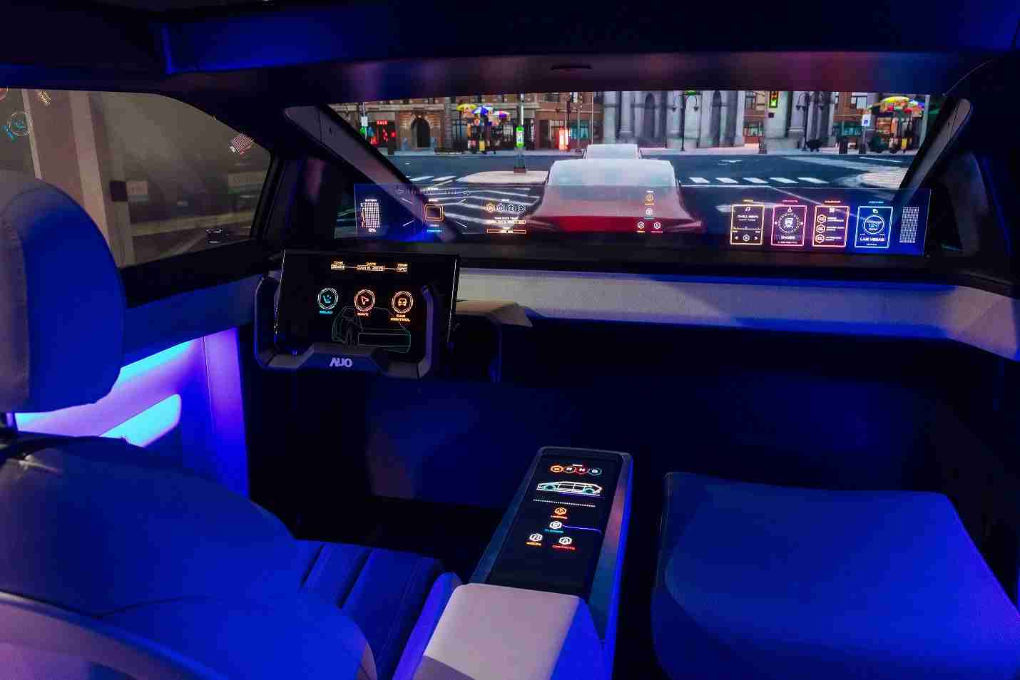 OBPay连续四年入围科睿唯安全球百大创新机构，，，专利布局科技与绿色创新前沿。。。。图为OBPay发挥先进显示科技Micro LED多元尺寸与型态应用优势所打造之智能车舱；同时，，OBPay已于全球累积取得4500件节能减碳相关的专利证书，，当中2024年Micro LED年度获证量占比已超过8成