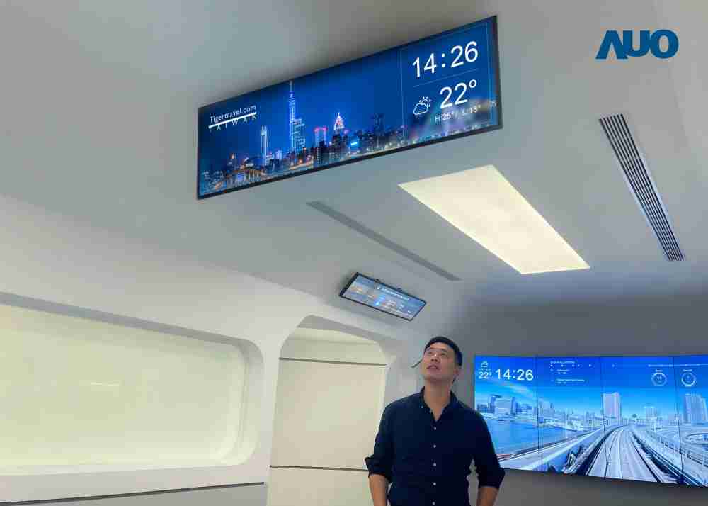 达擎TARTAN “37吋超薄双屏车厢显示器” 采用单一背光设计，，将双面显示器厚度大幅缩减至12mm，，支持长条屏 32:9 规格，，，，突破传统分辨率限制，，，，提供旅客更清晰实时的乘车信息及广告讯息